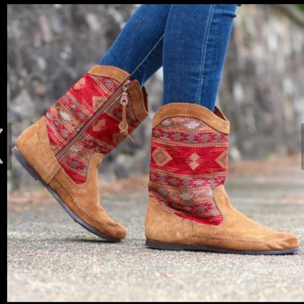 New in box Minnetonka Baja Boot. Size 6